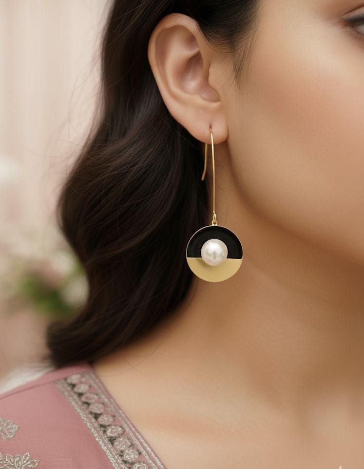 Gold earrings with centered pearl - GREYS∞UL